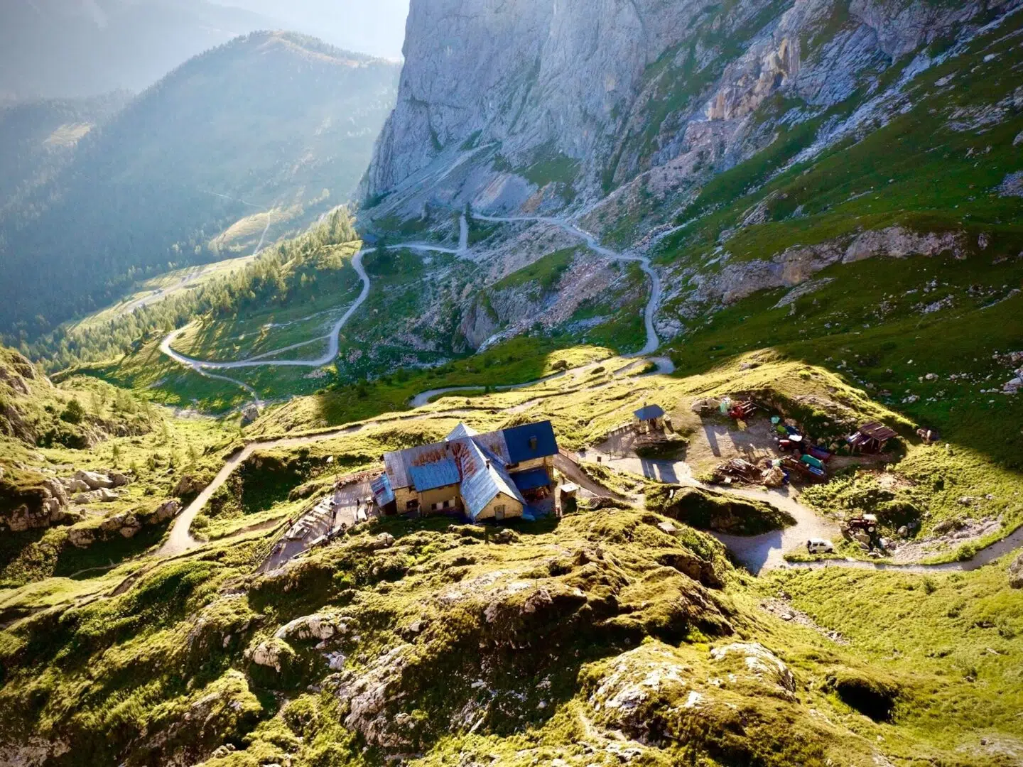 Idyllische Berghütten am Karnischen Höhenwen zwischen Osttirol und Italien, das Refugio bietet einfache Übernachtungsmöglichkeit