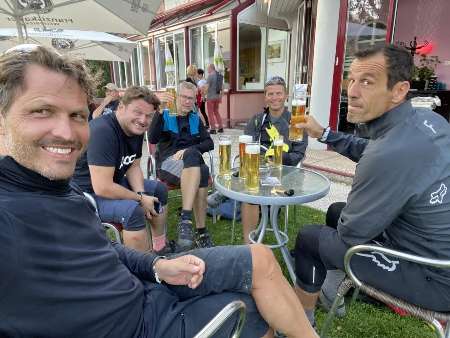 Mit Freunden nach einer guten Tour ein Bier trinken ist natürlich ein Höhepunkt