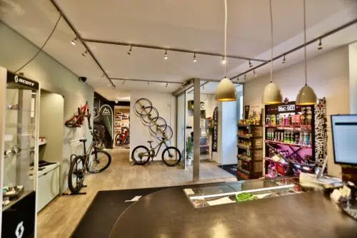 HeckAntrieb Schauraum mit Scott Mondraker Mac-Off, Enve, Powerbar, Sram, Cushcore und vielem mehr für Jeden Mountainbiker das Ideale Produkt