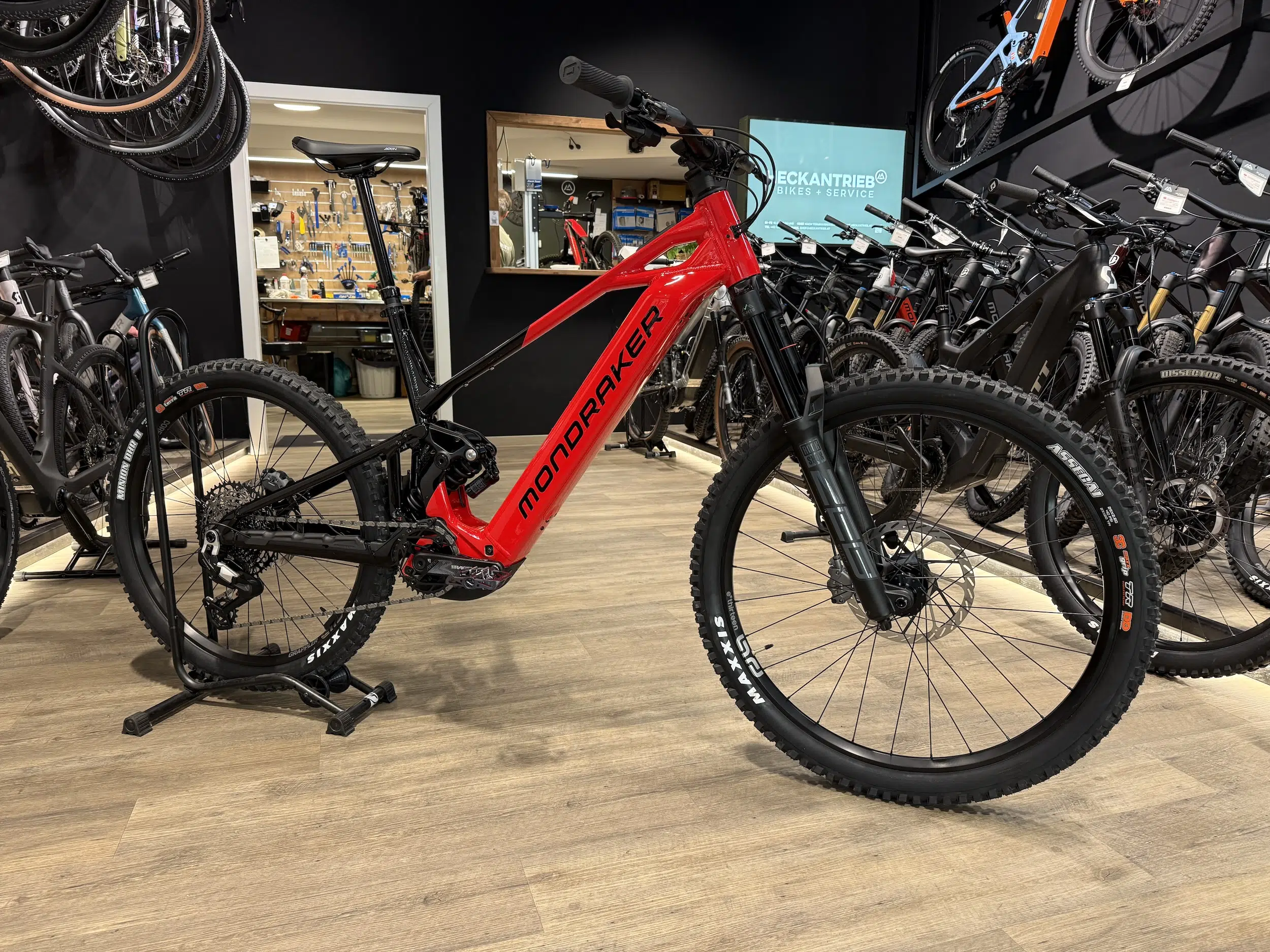 Mondraker Level R mit Bosch CX und RockShox ZEB