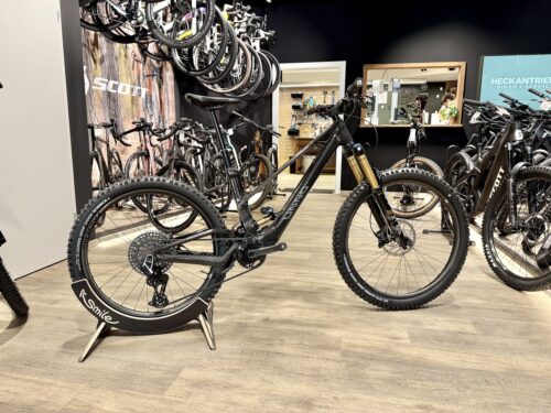 Unno Mith Pro DJI Avinox Fox Factory High-End E-Enduro bei HeckAntrieb