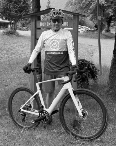 Das neue SCOTT Fastlane 20 mit Carbonrahmen, 11,1 kg, TQ HPR40 Motor & Shimano Di2 jetzt bei HeckAntrieb Bikes + Service in Wien vorbestellen.