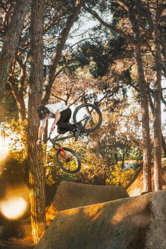 Mondraker präsentiert mit ANARK und KAOZ zwei neue Bikes für Bikepark, Freeride und Dirt Jump. Alle Infos zu den neuen Gravity-Modellen