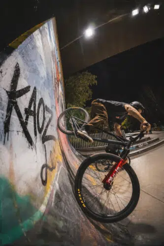 Mondraker präsentiert mit ANARK und KAOZ zwei neue Bikes für Bikepark, Freeride und Dirt Jump. Alle Infos zu den neuen Gravity-Modellen