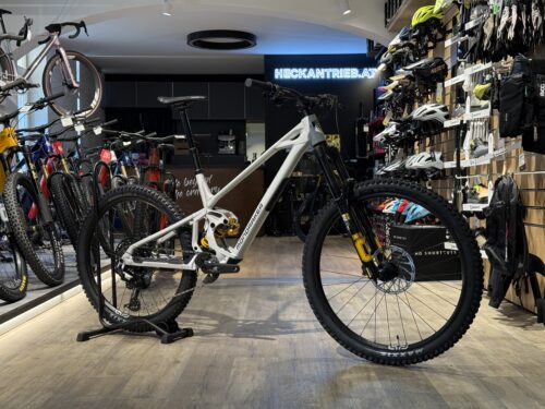 Mondraker präsentiert mit ANARK und KAOZ zwei neue Bikes für Bikepark, Freeride und Dirt Jump. Alle Infos zu den neuen Gravity-Modellen