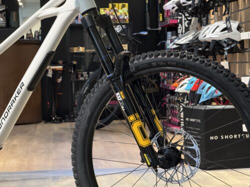 Mondraker präsentiert mit ANARK und KAOZ zwei neue Bikes für Bikepark, Freeride und Dirt Jump. Alle Infos zu den neuen Gravity-Modellen