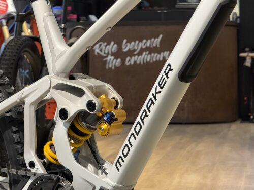 Mondraker präsentiert mit ANARK und KAOZ zwei neue Bikes für Bikepark, Freeride und Dirt Jump. Alle Infos zu den neuen Gravity-Modellen