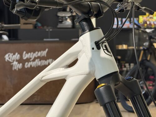 Mondraker präsentiert mit ANARK und KAOZ zwei neue Bikes für Bikepark, Freeride und Dirt Jump. Alle Infos zu den neuen Gravity-Modellen