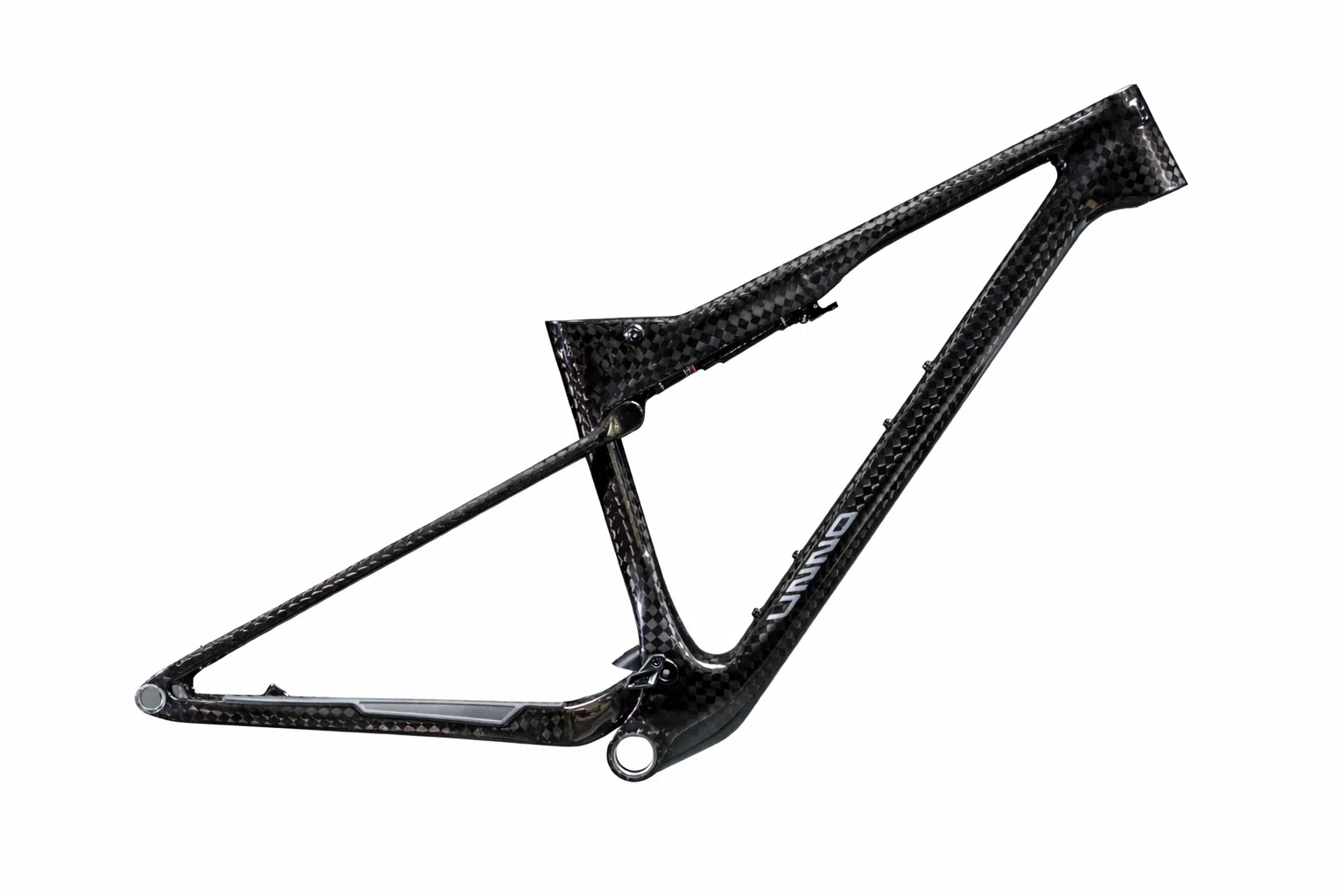 Das UNNO HORN Frameset wiegt nur 1,86 kg inklusive RockShox SIDLuxe Ultimate Dämpfer. Moderner Carbon-XC-Rahmen mit 110 mm Federweg, progressiver Geometrie und maximaler Trail-Kompetenz.