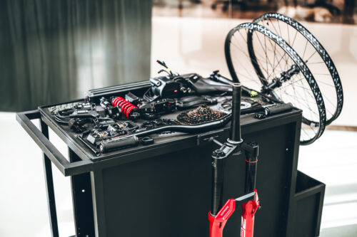 Unno Mith Race RS Rock Shox Zeb Rock Shox Vivid Coil DJI Avinox M2s