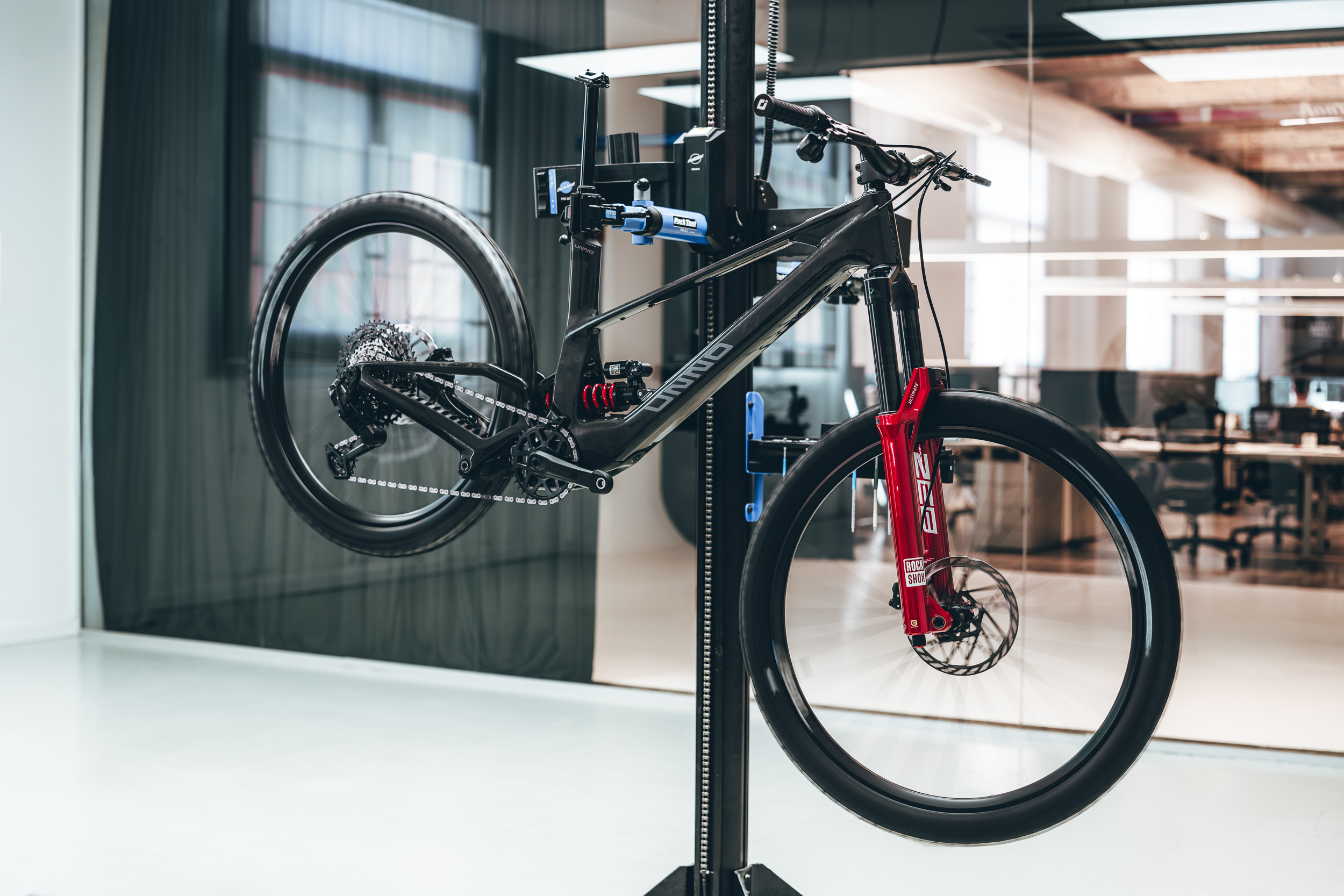 Unno Mith Race RS Rock Shox Zeb Rock Shox Vivid Coil DJI Avinox M2s